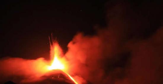 当地时间6月15日意大利西西里岛埃特纳火山再次喷发