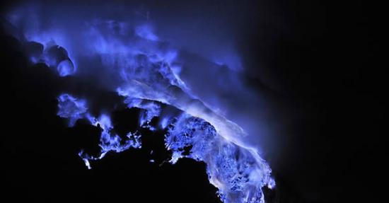 印度尼西亚卡瓦伊真火山喷发出蓝色的火焰