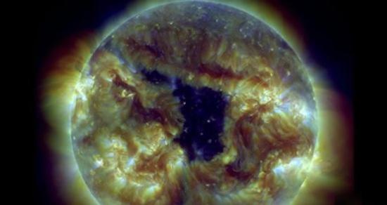 太阳动力学天文台观测发现太阳表面出现一个神秘的“巨型空洞”，事实上这是冕洞现象
