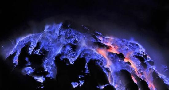 印度尼西亚卡瓦伊真火山喷发出蓝色的火焰