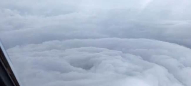 美国空军预备役“飓风猎人”近距离呈现飓风“艾玛”的风眼