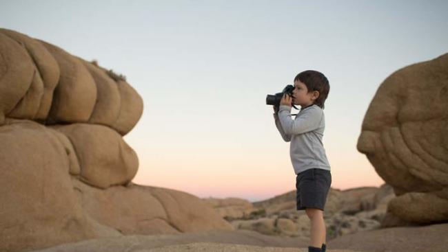 上路后，休伊突发奇想，决定给儿子买一部自己的相机――富士原装相机。