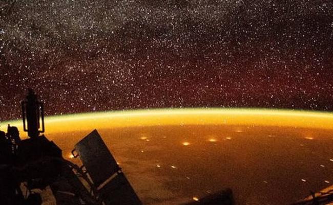 国际空间站拍摄到罕有“气辉现象”覆盖地球