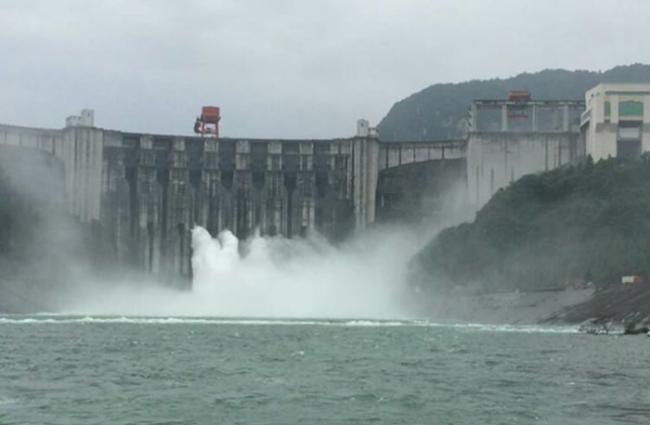 清江隔河岩水电站大坝近18年来首次泄洪。