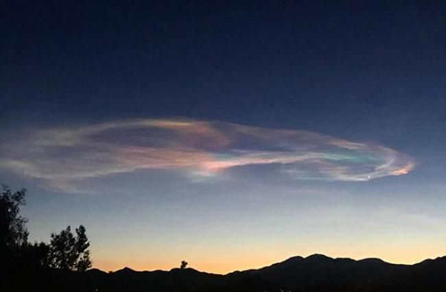美国亚利桑那州西部天空惊现奇异天象 艳丽彩虹云久久不散