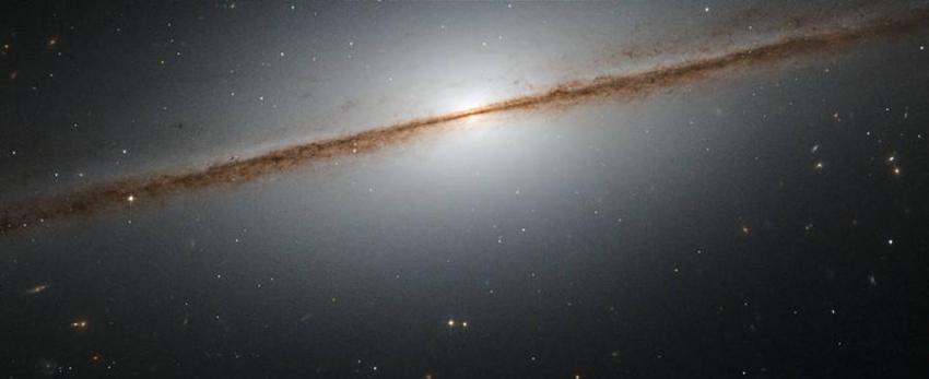 NASA公布飞马座“小宽边帽星系”NGC 7814图