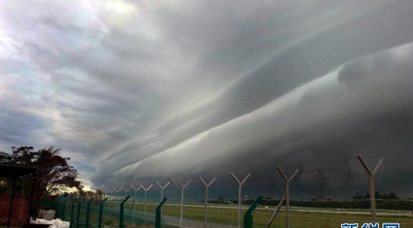 马来西亚沙巴州首府哥打基纳巴卢市上空出现“卷轴云”