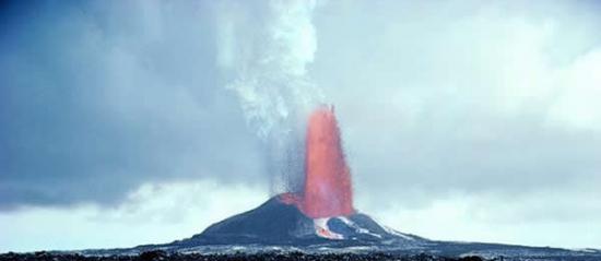 火喷泉是一种频繁出现在夏威夷(照片显示)的岩浆喷发，会伴有大量挥发物。岩浆从深处上升时，挥发性化合物变成气体。