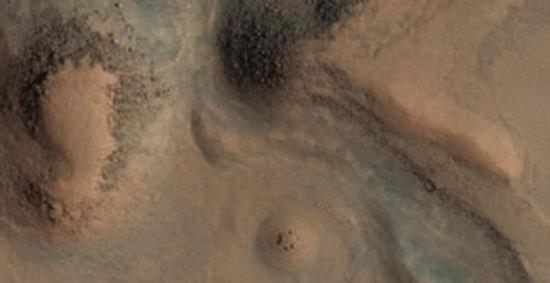 根据火星探测器发回的火星地表图片，地外生命探索爱好者将最新观测到的一圈环形石头，类比为英国威尔特郡的巨石阵，并为其取名“火星环形石阵”。