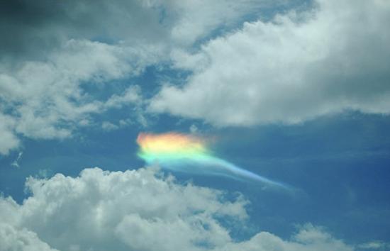 美国“独立日”出现十分罕见的火彩虹