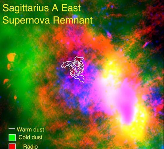 美国宇航局同温层红外天文观测台的观测数据揭示了一个超新星残余内幸存的尘埃（白色）。这个超新星残余被称之为“人马座A东侧超新星残余”（蓝色），科学家对其进行X射线