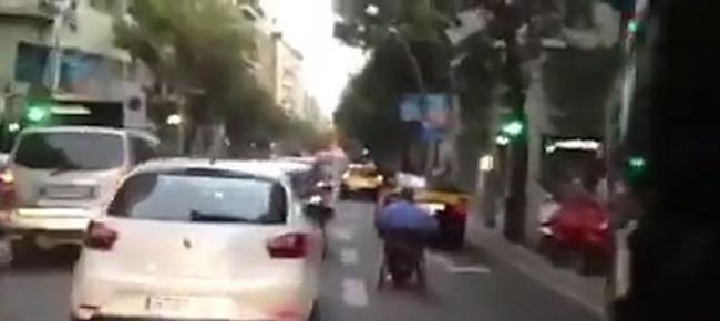 西班牙马路上演惊人一幕：坐轮椅男子在路上飞驰险象横生