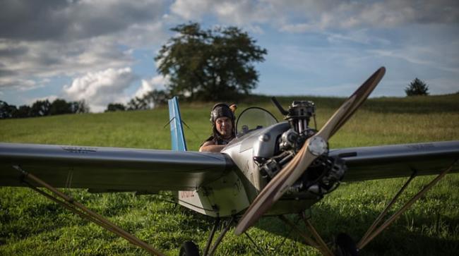 捷克男子2年造木制飞机自驾上班