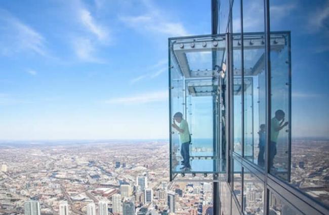 美国芝加哥最高建筑物威利斯大厦（Willis Tower）观景台玻璃突然爆裂吓坏游客