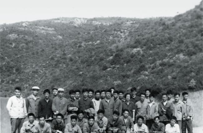 为了找化石，张弥曼（后排右九）与地质勘察队“跑野外”。她是队伍里唯一的女生。（张弥曼 / 供图）