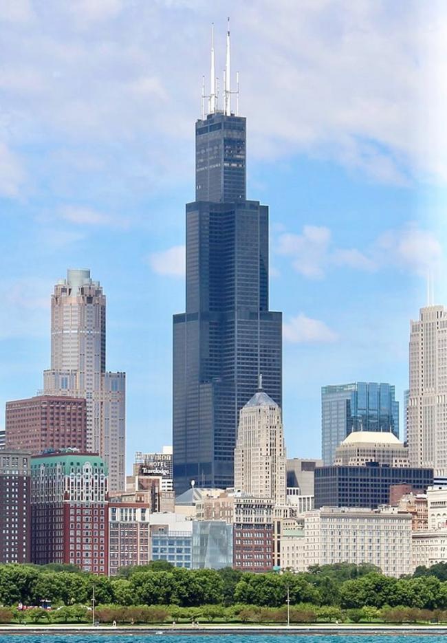 美国芝加哥最高建筑物威利斯大厦（Willis Tower）观景台玻璃突然爆裂吓坏游客