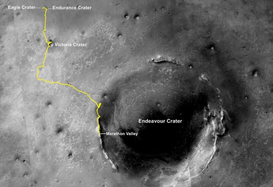 这幅图片展示了“机遇”号2014年12月末以来的行进路线。3月24日，也就是在火星上度过的第3968个火星日，这辆长寿的火星车行进了153英尺，总行进距离达到2