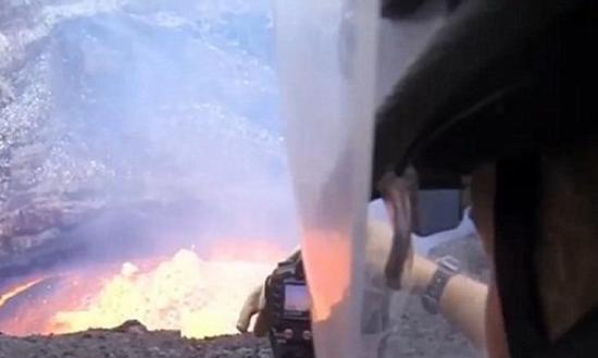 安布罗斯近距离拍摄熔岩喷发情况