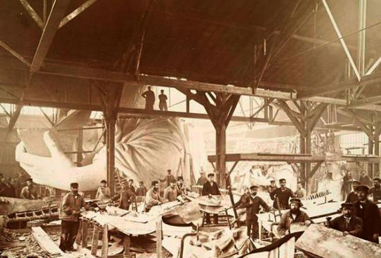 1883年，法国一工厂的工人们正在忙着制作自由女神像的各个部分。
