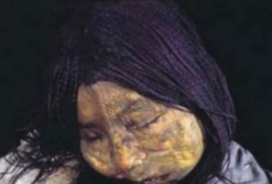 13岁的尤耶亚科山少女（“Llullaillaco Maiden”），她因自身的美丽和高贵而被很好的养育和选中作为祭祀品。