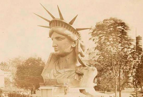 在自由女神像成为美国自由的象征之前，其各个部分就曾成为“旅游热点”，吸引大批游人前来观看。