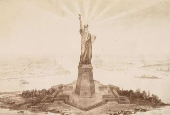 自由女神像完成于1886年，于当年10月28日在美国纽约港自由岛正式落成。