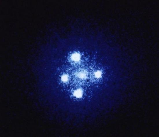 由于引力透镜的作用，遥远天体形成了四个像，这就是爱因斯坦十字