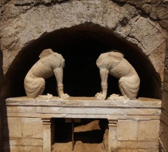 考古学家在古墓入口处发现2座残缺的狮身人面像