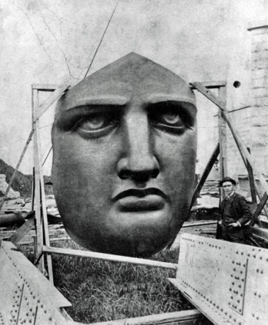 自由女神像在法国建造完成，随后，女神像被拆散装箱，用船运往纽约。