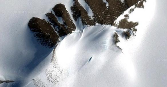 英国南极考察队的安德鲁-弗莱明(Andrew Fleming)指出，图像中心区域的物体很明显是地面上的裂沟，它是由许多冰雪物质构成，由于冰雪不同移动方式导致出现
