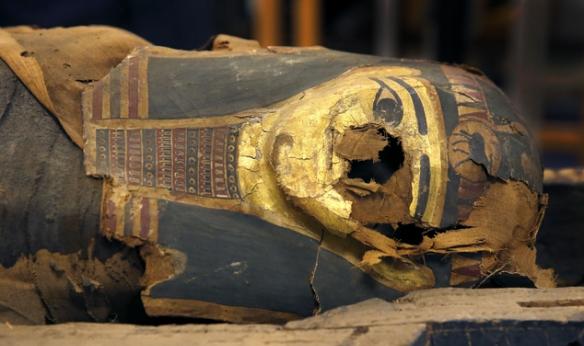 木乃伊的裹尸布和面罩开始撕裂和移位。