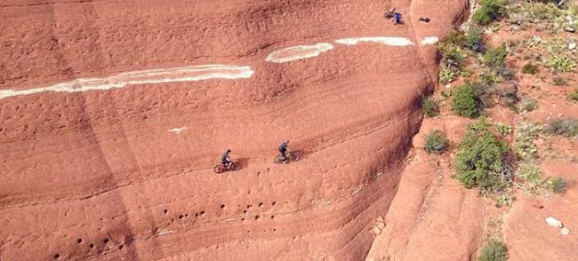 美国亚利桑那州塞多纳的著名景点“白线”吸引一众单车手挑战