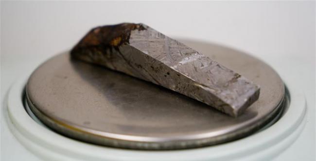 这是10月13日拍摄的2011年在新疆阿勒泰小东沟地区发现的5吨重特大铁陨石乌希里克的切片。