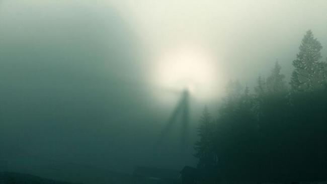 挪威摄影师在山顶薄雾中抓拍到“布罗肯彩虹”(Brocken spectre)
