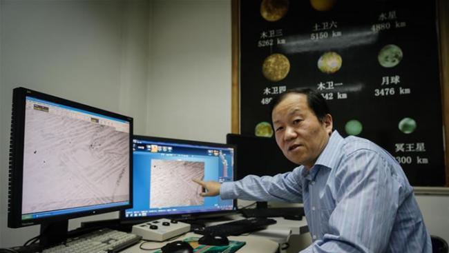 10月13日，中科院紫金山天文台天体化学与行星科学实验室首席科学家徐伟彪在实验室，向记者介绍2011年在新疆阿勒泰小东沟地区发现的5吨重特大铁陨石乌希里克切片的