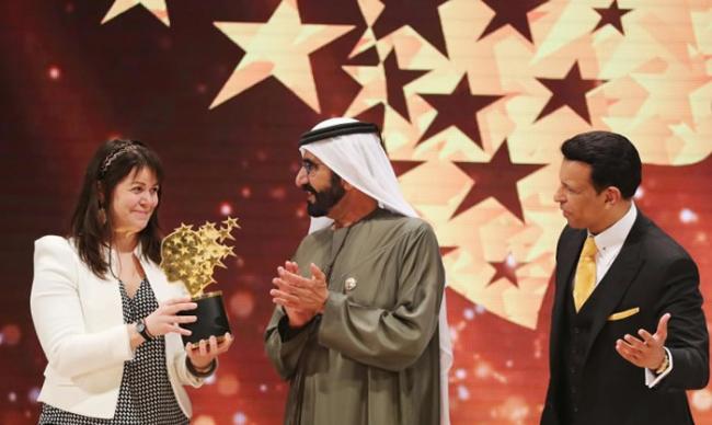 麦克唐奈（左）由阿联酋副总统兼总理马克图姆（中）手中接过奖项。