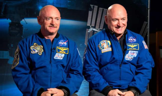 2015年1月一场记者会上，天文学家史考特．凯利（右）与双胞胎兄弟前太空人马克．凯利（Mark Kelly）。 PHOTOGRAPH BY ROBERT MAR