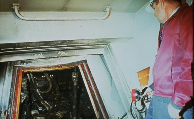 阿波罗1号指挥舱严重焚毁。