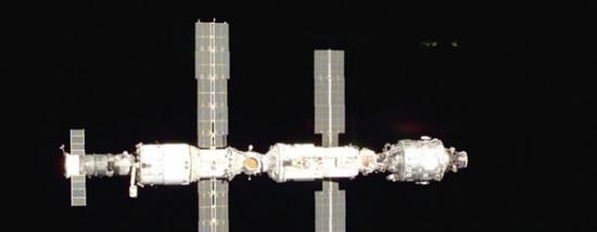 星辰号服务舱对接后使得空间站规模又庞大了不少，执行本次任务的是亚特兰蒂斯号航天飞机