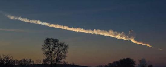 2013年发生在俄罗斯车里雅宾斯克的陨星撞击事件现场拍摄照片。可以看到陨星在地球大气中爆炸产生的长长烟迹