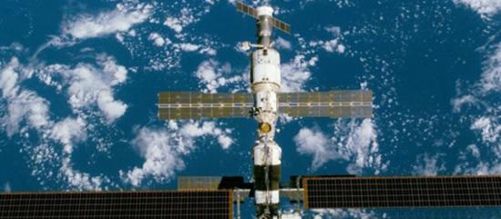 2000年12月，空间站迎来了240英尺长的大型太阳能电池板，可为空间站提供充足的电子供应