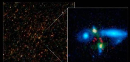 空间望远镜拍摄的图像显示，红色和绿色标记的星系碰撞后形成HXMM01大星系，其相当于4000亿个太阳