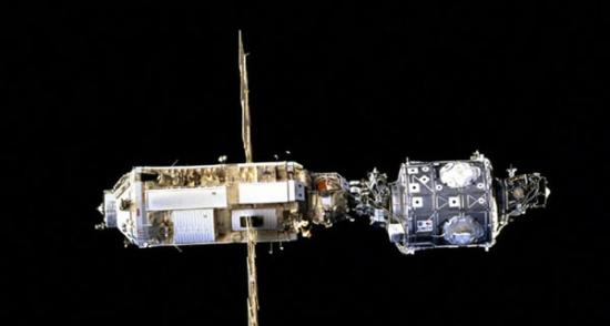 图中显示的就是STS088与E-5157对接的情景，STS-88机组在对接后进行拍照