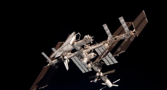 2年前的一次轨道大合影，图中可以看到航天飞机与国际空间站