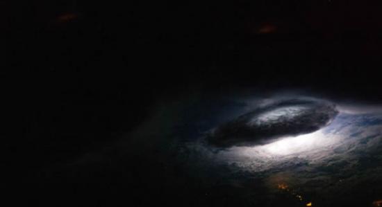2011年1月9日，当国际空间站移动到玻利维亚上空时，一名宇航员近距离抓拍到下方的闪电。