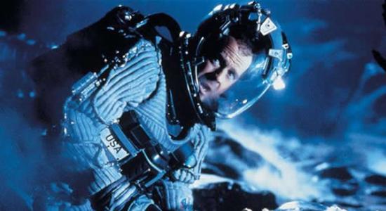 电影情节中的小行星撞击末日中宇航员被派遣到小行星上执行爆炸任务，到现实版的小行星拦截计划使用的是无人航天器