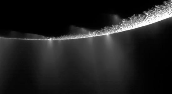 图为从土卫二南极地区喷射出的水蒸气