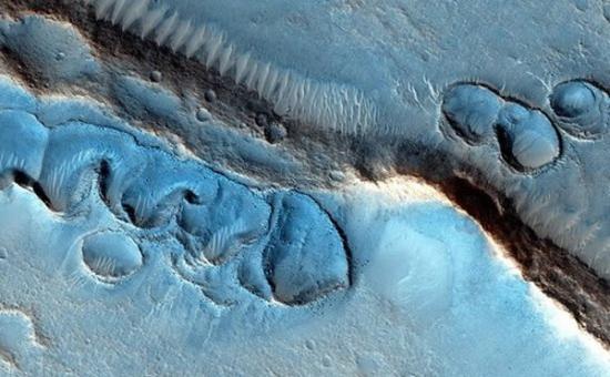 近几年，NASA加大了对火星表面的探索力度，轨道、地面多个观测平台绘制了火星表面详细的分布图，并没有发现所谓的外星人基地，相反却发现了许多支持远古火星存在湿润环