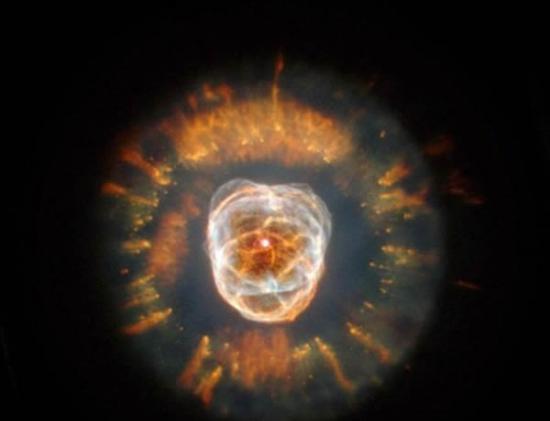 美国宇航局公布的另一幅NGC 2392图像。这颗恒星距离地球大约4200光年，已进入生命的最后阶段