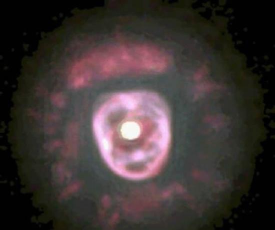 NGC 2392也被称之为“爱斯基摩人星云”，从地球观察时好似一张被皮大衣围住的脸